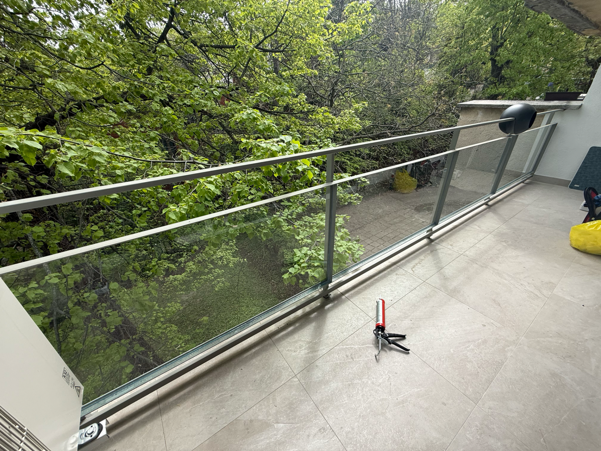 Erkély korlát üvegezés // Víztiszta laminált üveggel